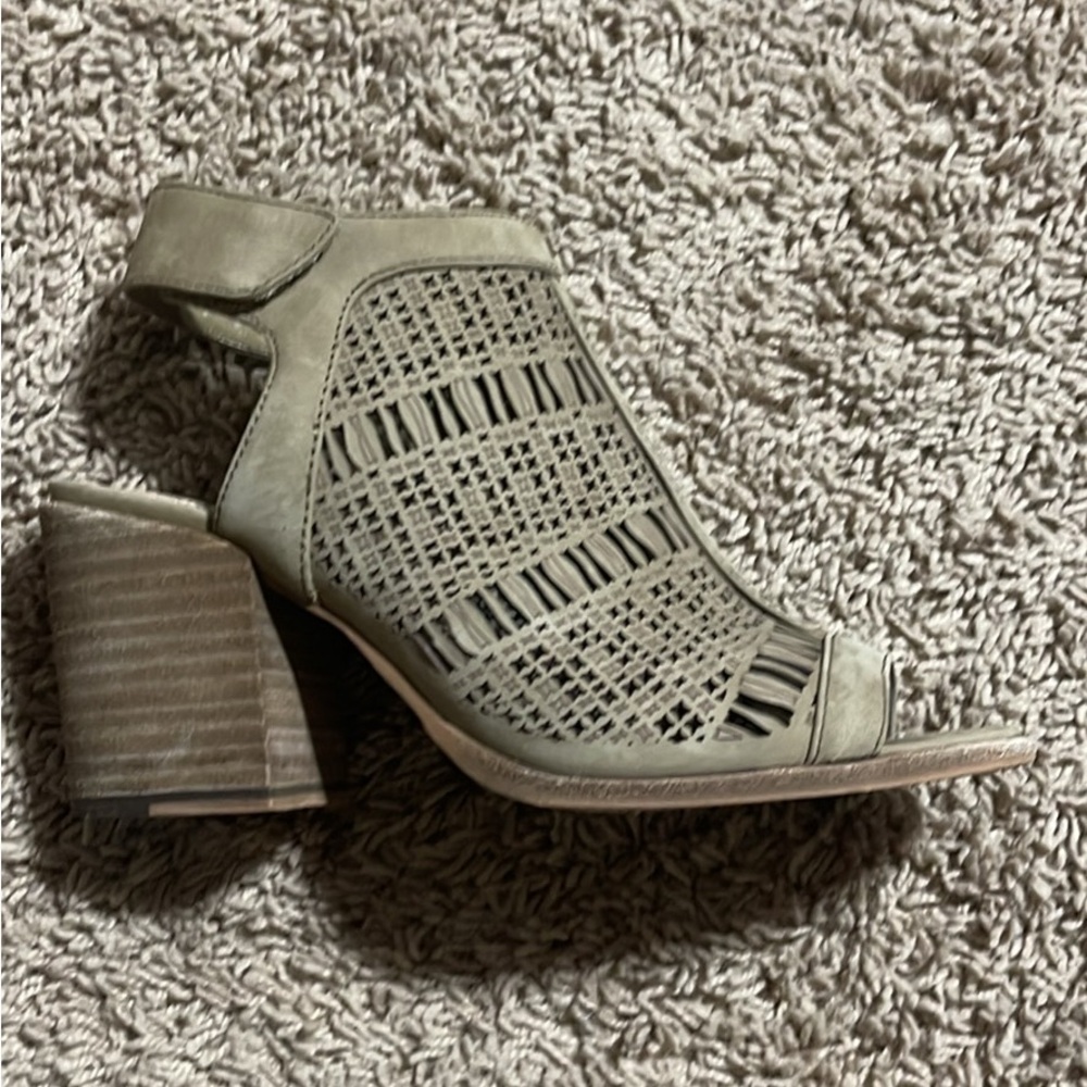 Vince Camuto heeled sandals size 5